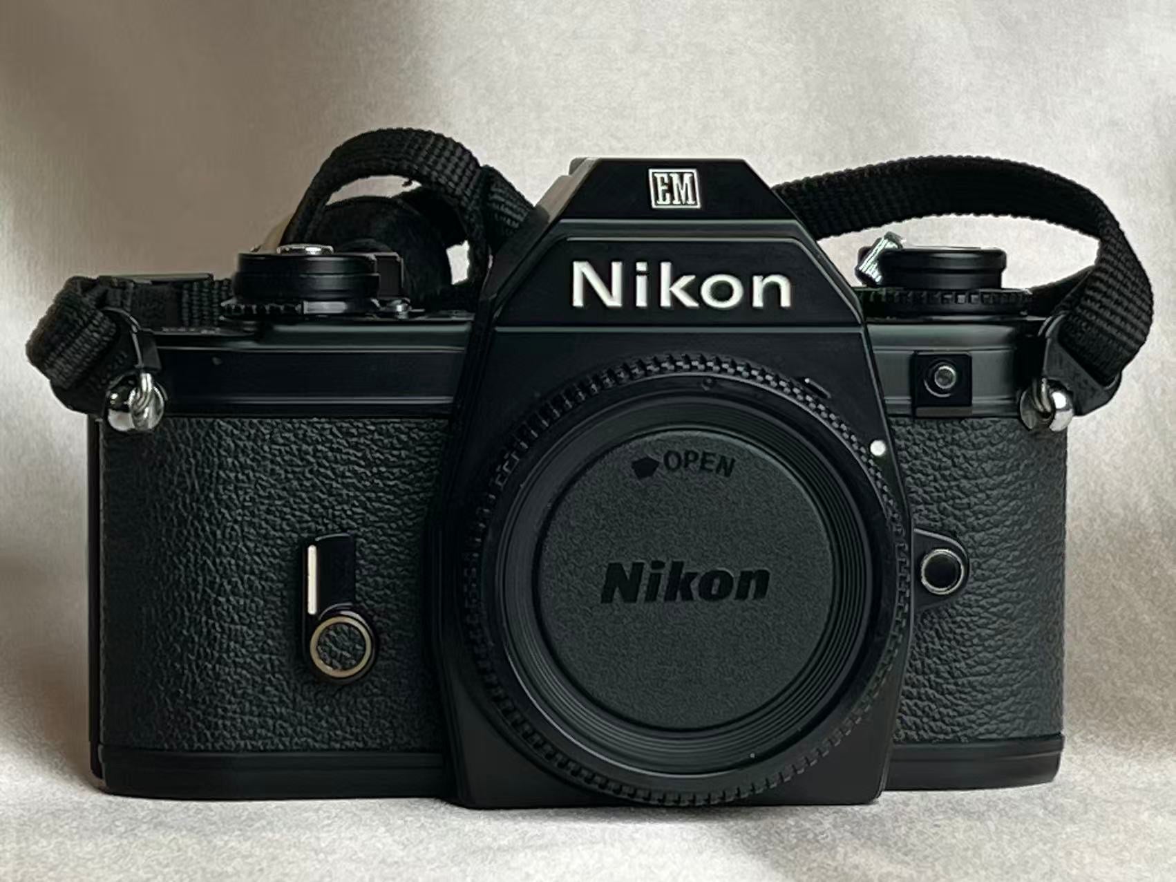 NIKON EM